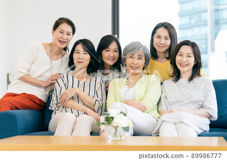 Middle-aged woman who is a good friend 89986777