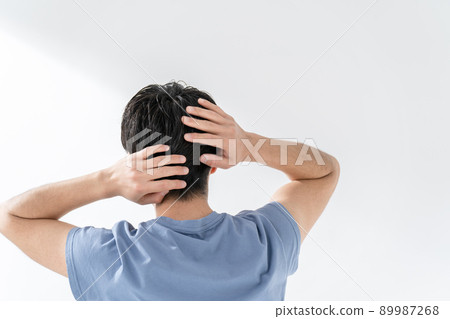 Hair care middle man back view Hair care middle man back view 89987268