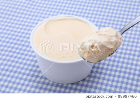 Vanilla ice cream  89987460