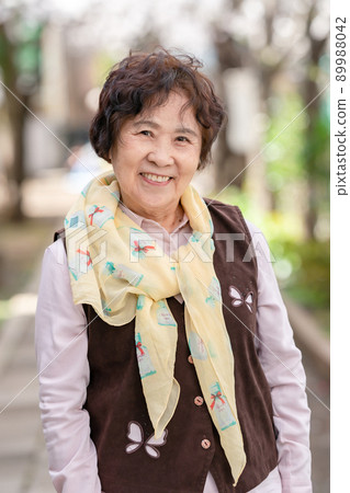 Senior female portrait 89988042