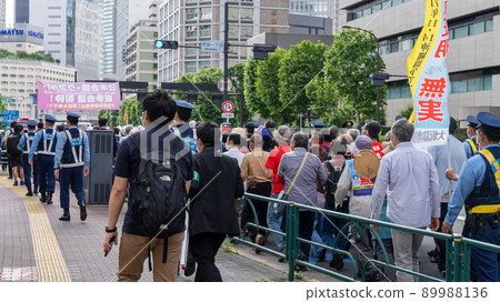 示威者和警察一邊打電話給 Spreichk，一邊遊行 89988136