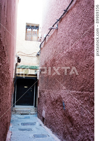 摩洛哥歷史名城馬拉喀什，一條紅褐色的牆體建築，位於一條狹窄的小巷裡 89989356