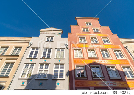Beautiful windows, colorful houses on the old town of Gdansk 89990232