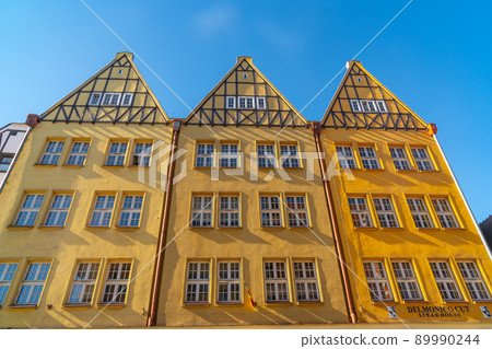 Beautiful windows, colorful houses on the old town of Gdansk 89990244
