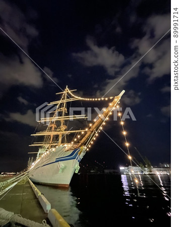 神戶港燈火通明的日本丸 89991714