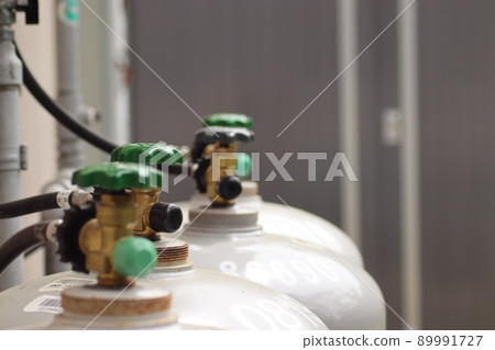 排列整齊的丙烷氣瓶 排列整齊的丙烷氣瓶 89991727