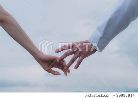 男性和女性加入手 89993914