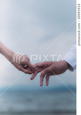 男性和女性加入手 男性和女性加入手 89993918