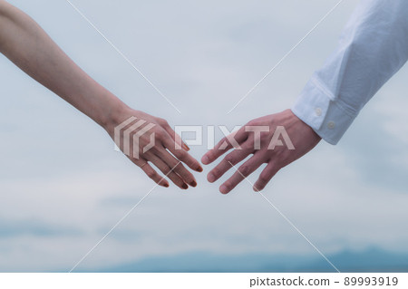 男性和女性加入手 89993919