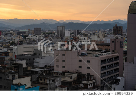夕陽照耀下的岐阜站大樓周邊街景 夕陽照耀下的岐阜站大樓周邊街景 89994329