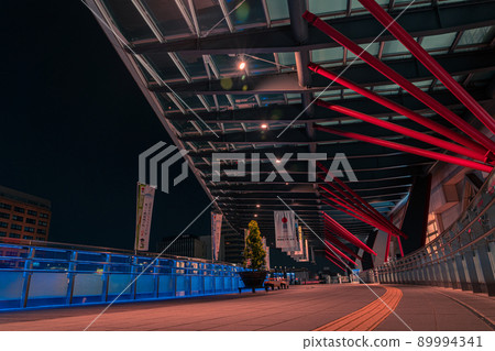 岐阜站北口夜景,藍色燈光下的人行天橋 岐阜站北口夜景,藍色燈光下的人行天橋 89994341