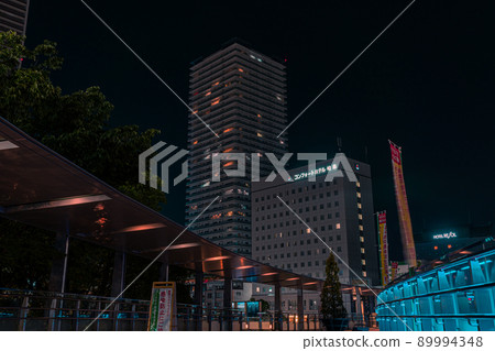 岐阜站周邊夜景燈火通明的建築物 岐阜站周邊夜景燈火通明的建築物 89994348