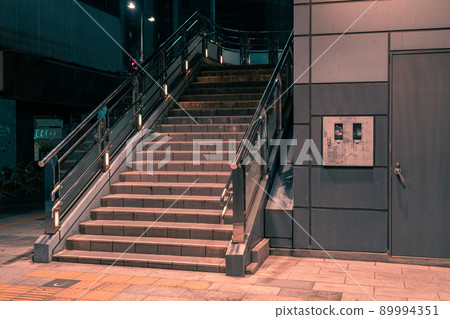 夜間照明樓梯:城市中的時尚樓梯 夜間照明樓梯:城市中的時尚樓梯 89994351