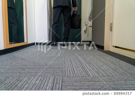 離開旅館的商人 89994357