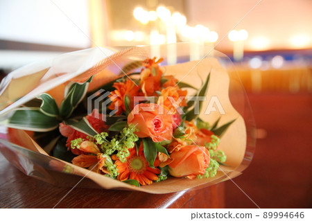 Bouquet bouquet with orange roses and gerbera arranged 89994646