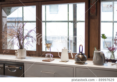 雨季窗台 89997629