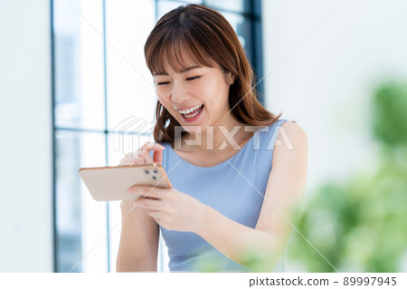 觀看在智能手機的婦女錄影 觀看在智能手機的婦女錄影 89997945