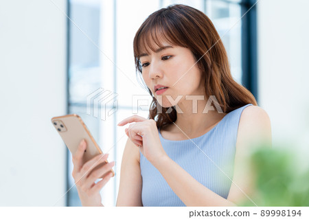 操作智能手機的女人 89998194