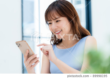 操作智能手機的女人 89998195