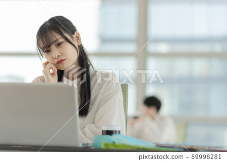 年輕女性的休閒商業形象 89998281