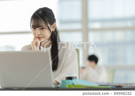 年輕女性的休閒商業形象 年輕女性的休閒商業形象 89998282