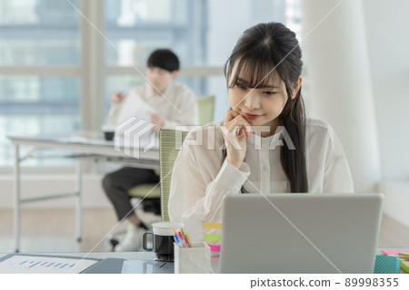 年輕女性的休閒商業形象 89998355