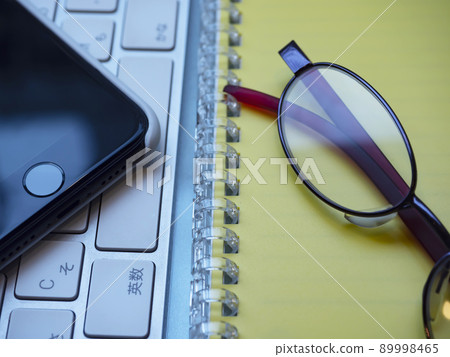 Business image of notebooks, computers, glasses, smartphones (female) 89998465