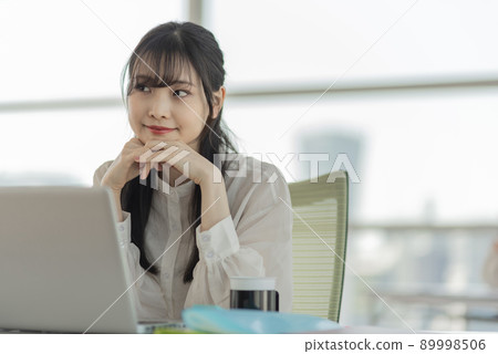 年輕女性的休閒商業形象 年輕女性的休閒商業形象 89998506