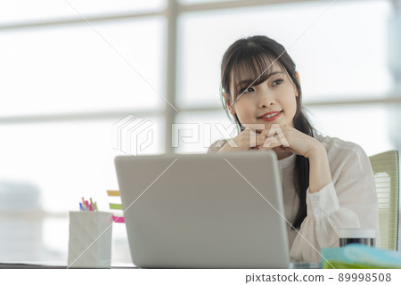 年輕女性的休閒商業形象 89998508
