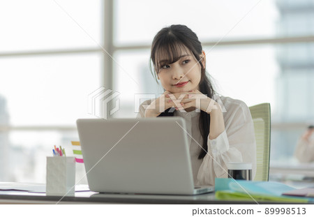 年輕女性的休閒商業形象 89998513