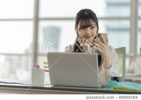 年輕女性的休閒商業形象 年輕女性的休閒商業形象 89998568
