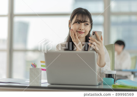 年輕女性的休閒商業形象 年輕女性的休閒商業形象 89998569