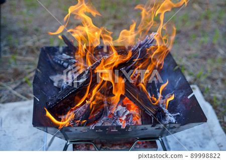 A bonfire to enjoy on an inverted pyramid-shaped bonfire A bonfire to enjoy on an inverted pyramid-shaped bonfire 89998822