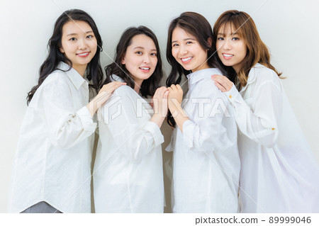 一個穿著白襯衫的女人的美麗形象 89999046