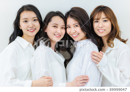 一個穿著白襯衫的女人的美麗形象 89999047