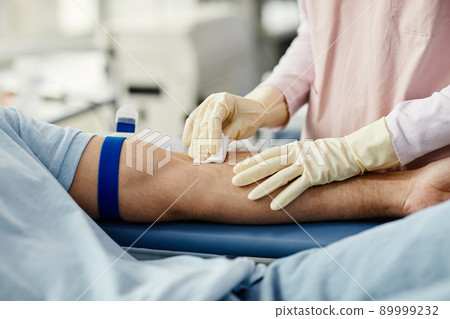 Nurse Preparing Patient for Blood Test 89999232