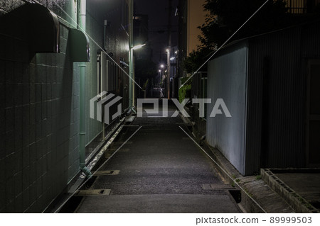 午夜時分在住宅區的後街 89999503