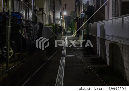 午夜時分在住宅區的後街 89999504