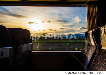 火車之旅：傍晚火車窗外的風景 90001352