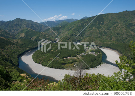 從紀伊半島三重縣新宮市可以看到的熊野川町馬蹄形的Kizuro村的景色。 90001798