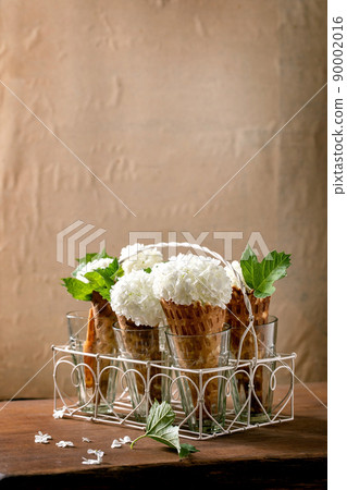 Waffle cones with white flowers Waffle cones with white flowers 90002016