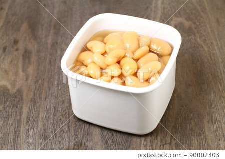 Boiled beans, sweet boiled white flower beans cooked in a pressure cooker 90002303