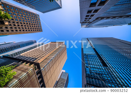 日本東京都市風景 從大手町站前的十字路口，可以看到在藍天中閃耀的大手町和丸之內的辦公樓 90003252