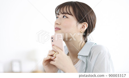 用智能手機思考的年輕女性智能手機 90003317