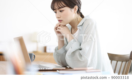 做遠距辦公的年輕女子 90003318