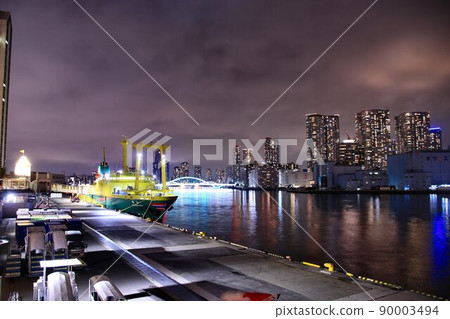 The cargo liner "Tachibana Maru" that supports the life of the island and the night view of Tokyo 90003494