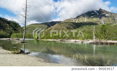 Early summer in Kamikochi, a scenic spot in Matsumoto City, Nagano Prefecture Early summer in Kamikochi, a scenic spot in Matsumoto City, Nagano Prefecture 90003617