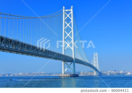[兵庫縣]晴天下的明石海峽大橋 90004411