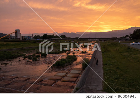 Kita Shinano at dusk, riverbed in Suzaka City Kita Shinano at dusk, riverbed in Suzaka City 90004943