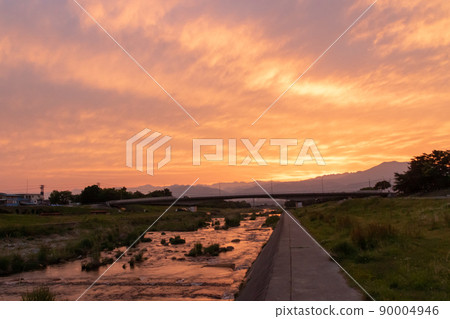 Kita Shinano at dusk, riverbed in Suzaka City 90004946
